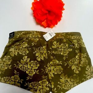 Hollister 🩳sz 1 w/25 is turtle green w/ floral design NWT all sales are Final